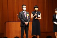 左から朝日新聞社代表取締役社長の中村史郎、オカヤイヅミ。