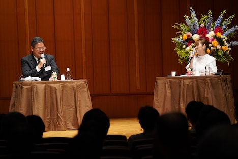 左から講談社コミックDAYSの井上威朗編集長、手塚治虫文化賞選考委員の高橋みなみ。