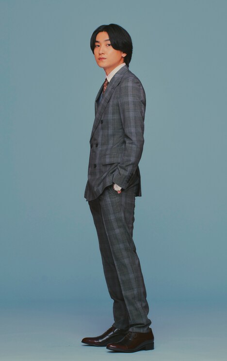 久保寺彰役の金子大地。