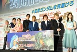劇場アニメ「機動戦士ガンダム ククルス・ドアンの島」公開記念舞台挨拶の様子。左から安彦良和監督、廣原ふう、潘めぐみ、武内駿輔、古谷徹、古川登志夫、内田雄馬、森口博子。