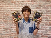 「スプリガン」の単行本を手に持つ吉田尚記。