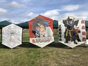 「三条凧合戦」の様子。