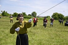 凧を揚げる稲垣好。