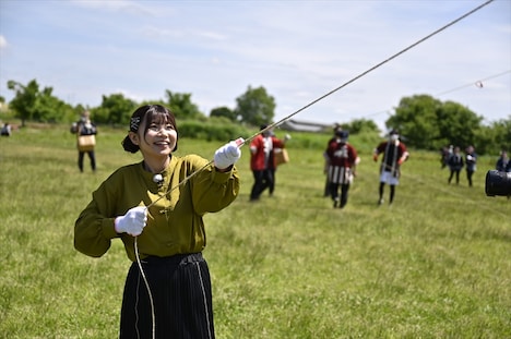 凧を揚げる稲垣好。