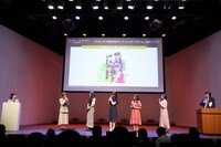 「ブシロード15周年記念ライブ in ベルーナドーム」出演者発表の様子。