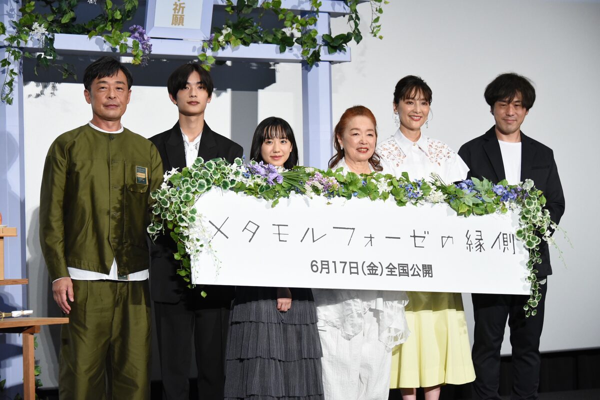 メタモルフォーゼの縁側 芦田愛菜にとって 縁側 とは 10年分の成長に宮本信子が感激 コミックナタリー