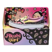 「AKUBI GIRL」モデルとオリジナルシューズボックス。