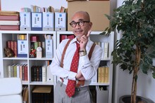 竹中直人扮する小路新。 (c)「イケメン共よ メシを喰え」製作委員会