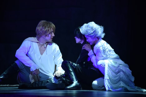 舞台「薔薇王の葬列」より。