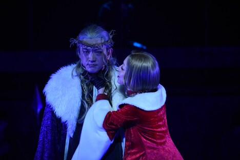 舞台「薔薇王の葬列」より。