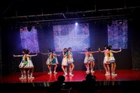 「劇場版IDOL舞SHOW」PVより、実写ライブ映像の場面写真。