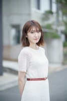 井上小百合演じる町田咲。 (c)缶爪さわ・椿ゆず／KDOKAWA／「みなと商事コインランドリー」製作委員会