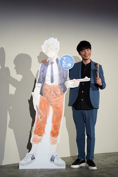 矢口八虎の等身大パネルと並ぶ川島明。