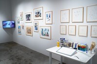 「山口つばさの部屋」コーナーの一部。山口の制作現場が再現されている。