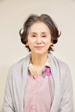 朝加真由美演じる千鶴の祖母・小百合。