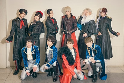 「VISUAL PRISON 1st GIG -RED MOON-」出演者。前列左から堀江瞬、千葉翔也、古川慎、七海ひろき、後列左から矢野奨吾、永塚拓馬、島崎信長、江口拓也、増田俊樹、蒼井翔太。