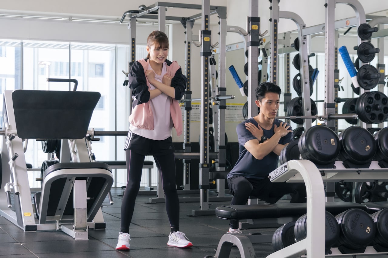 映画「モエカレはオレンジ色」の新たな場面写真、萌衣と蛯原がジムで初デート