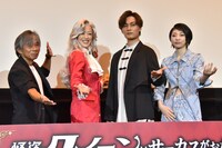 ノリノリでポーズをとる登壇者一同。