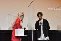 くじを引く大和悠河と、ボイスパーカッションでドラムロールを再現する加藤和樹。