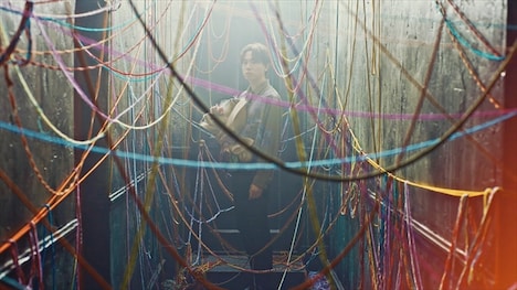 エンディングテーマ「色違いの糸束」のミュージックビデオより。