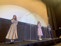 TVアニメ「であいもん」最終話先行上映会より。左から鈴木みのり、結木梢、追崎史敏監督。