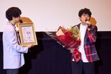6月22日に誕生日を迎える小野友樹に、大島司のサイン入りイラストと花束がプレゼントされた。
