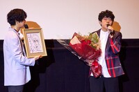 6月22日に誕生日を迎える小野友樹に、大島司のサイン入りイラストと花束がプレゼントされた。