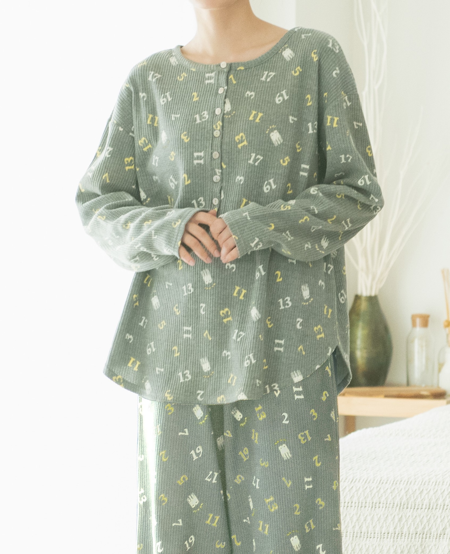 「ONOFFYFREE×ジョジョの奇妙な冒険　ストーンオーシャン トップス／ボトムス」着用イメージ