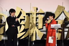 左からディーン・フジオカ、山田涼介。