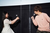 “ちみもネイル”を披露する神月柚莉愛とそれに感心する諏訪部順一。