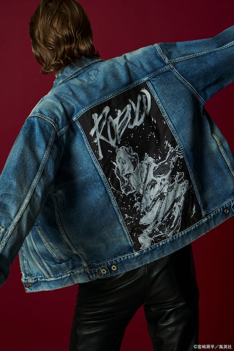 デニムジャケットの着用イメージ。 (c)宮崎周平/集英社