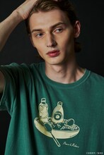 Tシャツの着用イメージ。 (c)宮崎周平/集英社