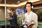 アフレコ風景の様子。手前から清水尋也、磯村勇斗。(c)2022 カメの甲羅はあばら骨製作委員会 (c)川崎悟司 / SB クリエイティブ