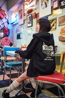 「初音ミク SOUND DELIVERY ジップアップパーカー着用イメージ」