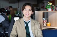 田嶋凌介役の綱啓永。