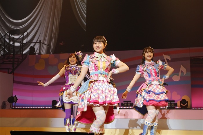 「ドリーミング☆チャンネル！」を歌う紫藤める役の森嶋優花（左）、桃山みらい役の林鼓子（中央）、青葉りんか役の厚木那奈美（右）。