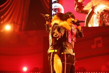 「Darkness Soul」を歌うDARK NIGHTMARE。左からウシミツ役の鵜澤正太郎、大江戸シンヤ役の河合健太郎。