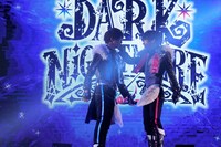 「Darkness Soul」を歌うDARK NIGHTMARE。左からウシミツ役の鵜澤正太郎、大江戸シンヤ役の河合健太郎。