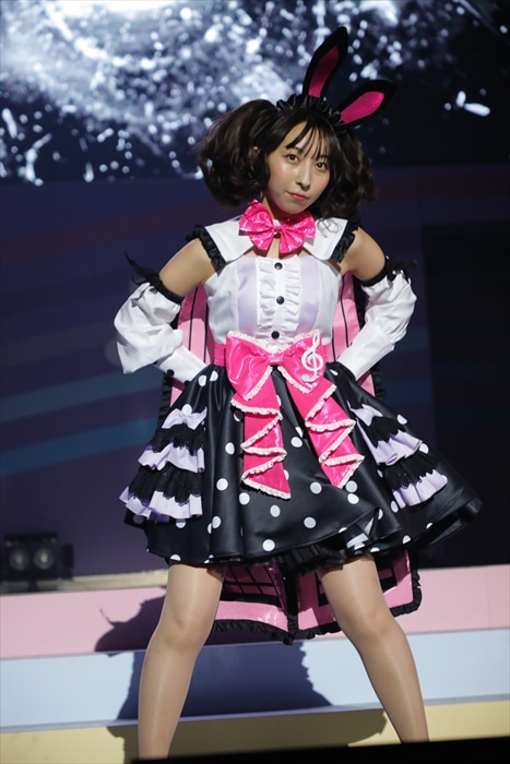 「カオティックハリケーン」を歌う香田澄あまり役の飯田里穂。