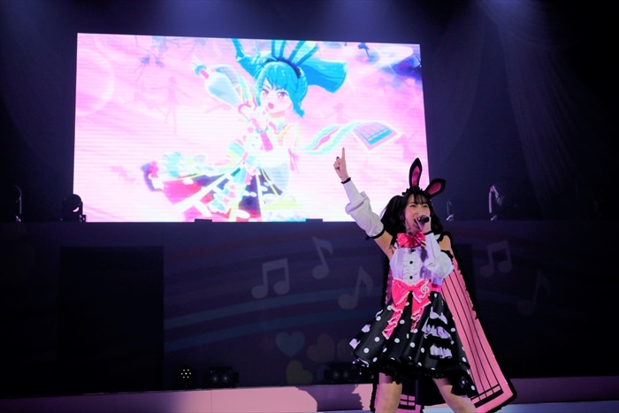 「カオティックハリケーン」を歌う香田澄あまり役の飯田里穂。