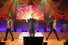 「MYCS」を歌う三鷹アサヒ役の小林竜之。