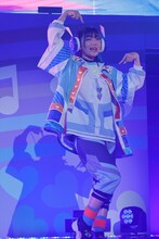 「滲む、馨る、」を歌う御芽河あうる役の藤寺美徳。