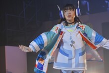 「滲む、馨る、」を歌う御芽河あうる役の藤寺美徳。