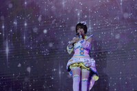 「フレンドパスワード」を歌うだいあ役の佐々木李子。