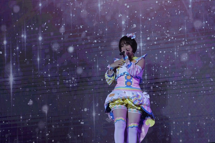 「フレンドパスワード」を歌うだいあ役の佐々木李子。