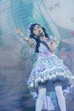 「サンシャイン・ベル」を歌うファララ・ア・ラーム役の佐藤あずさ。