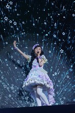 「サンシャイン・ベル」を歌うファララ・ア・ラーム役の佐藤あずさ。