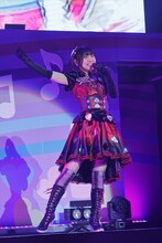 「0-week-old」を歌うガァルル役の真田アサミ。