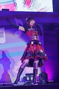 「0-week-old」を歌うガァルル役の真田アサミ。
