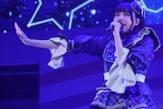 「プラネタリウムの殻」を歌う輝イブ役の指出毬亜。